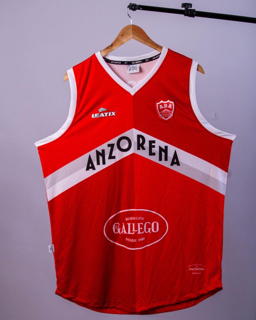 MUSCULOSA DE BASQUET JUEGO POR CANTIDAD AL POR MAYOR CON ESCUDO